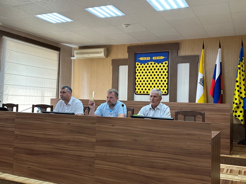 18 июня 2024 года под руководством председателя Дениса Слюсарева прошло очередное заседание Думы Нефтекумского муниципального округа..