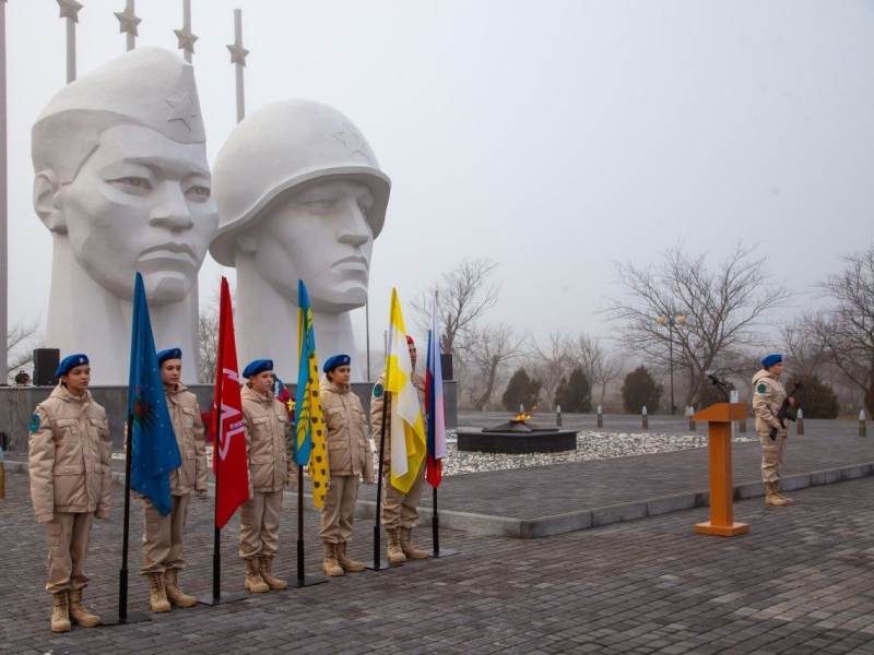 Героическая поверка &quot;Не гаснет памяти огонь&quot;.