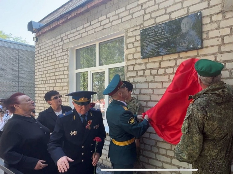 7 мая 2025 года в МКОУ СОШ № 6 состоялось торжественное открытие Мемориальной доски и Парты героя. 7 мая 2025 года в МКОУ СОШ № 6 состоялось торжественное открытие Мемориальной доски и Парты героя.